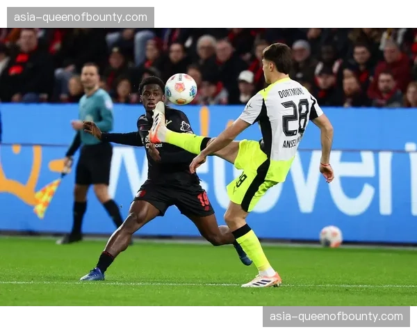 技术应用：多家德甲俱乐部测试可穿戴设备，用于监测训练中球员的瞬时冲刺与逼抢负荷