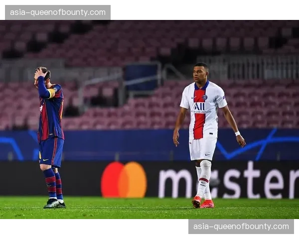 诺坎普高唱队歌，巴萨球迷在球队一次快速反击后掀起人浪